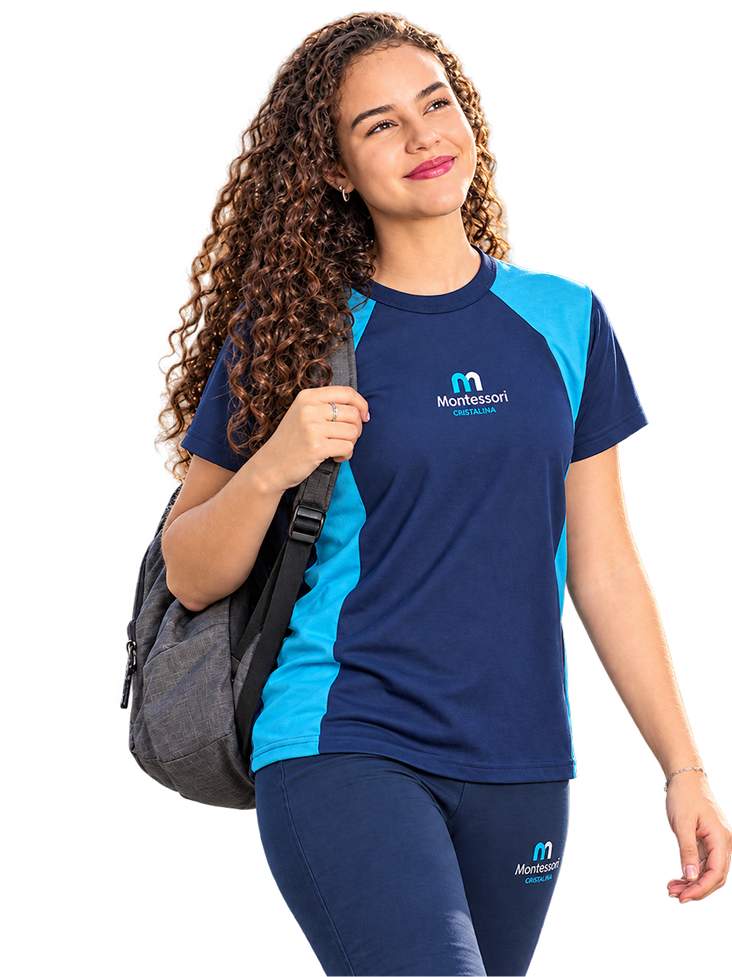 Aluna do Colégio Montessori com uniforme e mochila